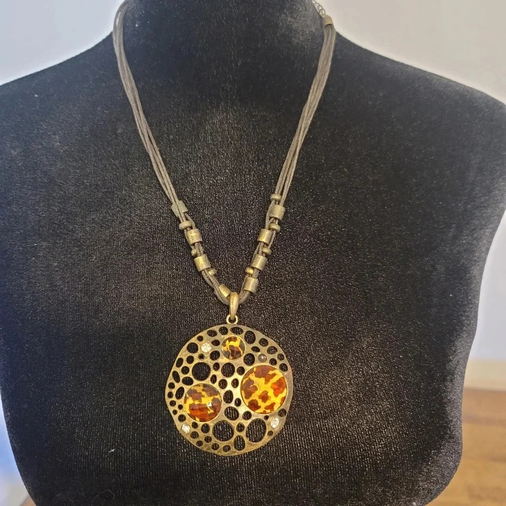Bronze colored necklace with leopard print stones